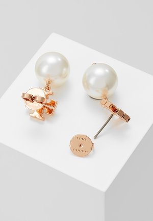 Set gouddkleurige oorstekers met grote witte parels en Tory Burch-logo aan de achterkant, tentoongesteld op een witte ondergrond.