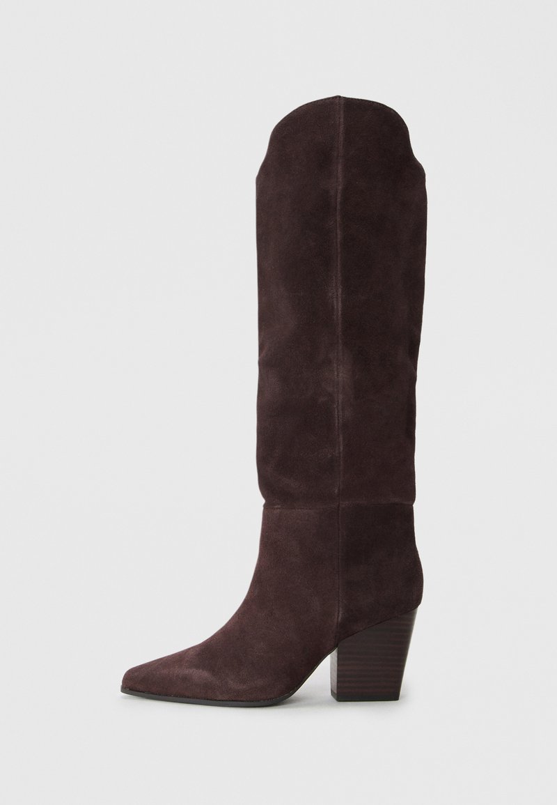 Bottes en daim jusqu'aux genoux de couleur violet foncé, avec un bout pointu et un talon en bois épais, présentant une texture lisse et un design minimaliste.