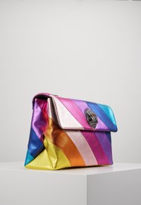 Kleurrijke handtas van glanzend metallic leer, met diagonale strepen in roze, paars, blauw, oranje en geel. Zilveren accent hardware.