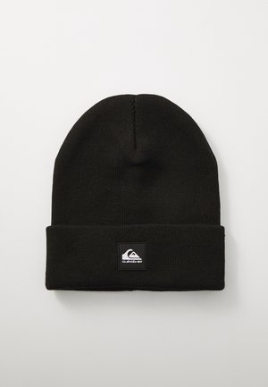 Schwarze Strickmütze mit umgeschlagenem Saum und einem quadratischen Logo-Patch. Das Material ist weich und dehnbar, ideal für kaltes Wetter.