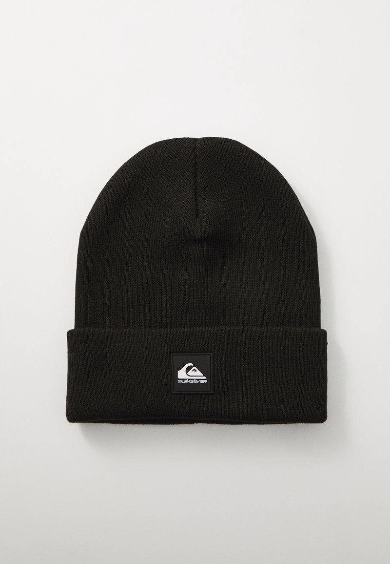 Μαύρο πλεκτό σκουφί με διπλωμένο μανίκι και τετράγωνη ετικέτα λογότυπου. Το υλικό είναι μαλακό και ελαστικό, κατάλληλο για κρύο καιρό.