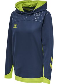 Felpa blu navy con cappuccio verde e dettagli coordinati. I pannelli delle spalle presentano una texture con motivi a puntini. È dotata di lacci e logo sul petto.