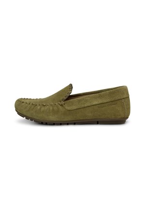 Mocassin van olijfgroen suède met gestikte details en platte rubberen zool, lage hak en slip-on ontwerp.