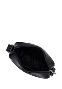 Borsa nera in pelle con un esterno texture e chiusura con zip. L'interno è foderato in tessuto nero, offrendo ampio spazio per il contenimento.