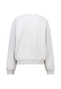 Sweat-shirt gris à manches longues, col côtelé et bande texturée à l'ourlet. Présente des surpiqûres blanches contrastantes le long des coutures.
