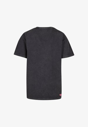 Fekete pamut póló rövid ujjakkal, kerek nyakkivágással és finoman rózsaszín logóval az alján. Puha textura és laza fazon.