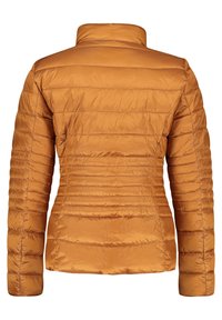 Kurtka puchowa w ciepłym brązowym kolorze, z pikowanym wzorem, wysokim kołnierzem oraz gładką, błyszczącą teksturą materiału i dopasowanym krojem.