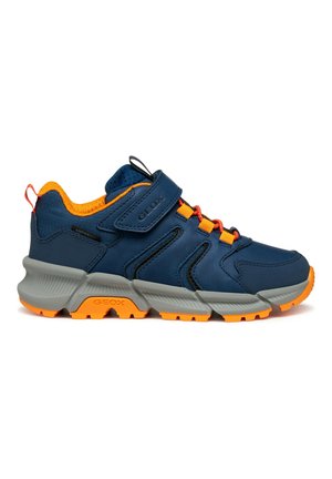 Baskets en cuir bleu avec des accents orange, dotées d'une bande auto-agrippante et d'une semelle en caoutchouc grise avec des motifs de grip texturés.
