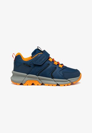 Zapatillas de piel azul con acentos naranjas, que cuentan con una correa de gancho y bucle y una suela de goma gris con patrones de agarre texturizados.
