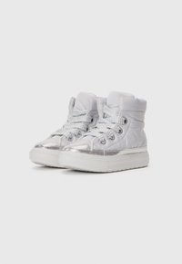 Zapatillas altas en blanco con detalles metálicos en plata y tejido texturizado. Presentan un diseño con cordones y soporte acolchado para el tobillo.