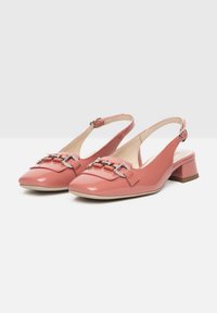 Scarpe slingback in pelle sintetica rosa con punta rotonda, tacco piccolo a blocco e hardware decorativo in argento sul davanti.