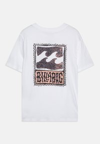 Tricou alb din bumbac, cu un design grafic ce înfățișează valuri și text îndrăzneț "BILLABONG" în nuanțe de negru și portocaliu, înconjurat de o ramă decorativă.
