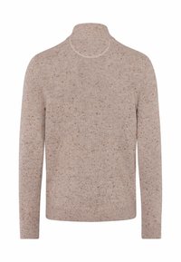 Beiger Pullover mit strukturiertem Strickmuster, ausgestattet mit einem hohen Hals und langen Ärmeln, hergestellt aus einer Mischung aus weichen Fasern.