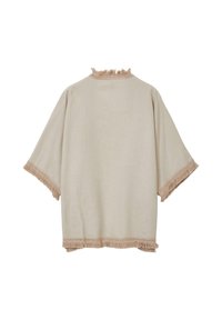 Beige flonkerig top met een ontspannen pasvorm, voorzien van korte mouwen en franje randen langs de kraag en mouwen, gemaakt van een lichtgewicht stof.