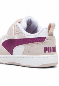 Puma REBOUND V6 LO  - Babacipők - mauve mist magenta gleam white