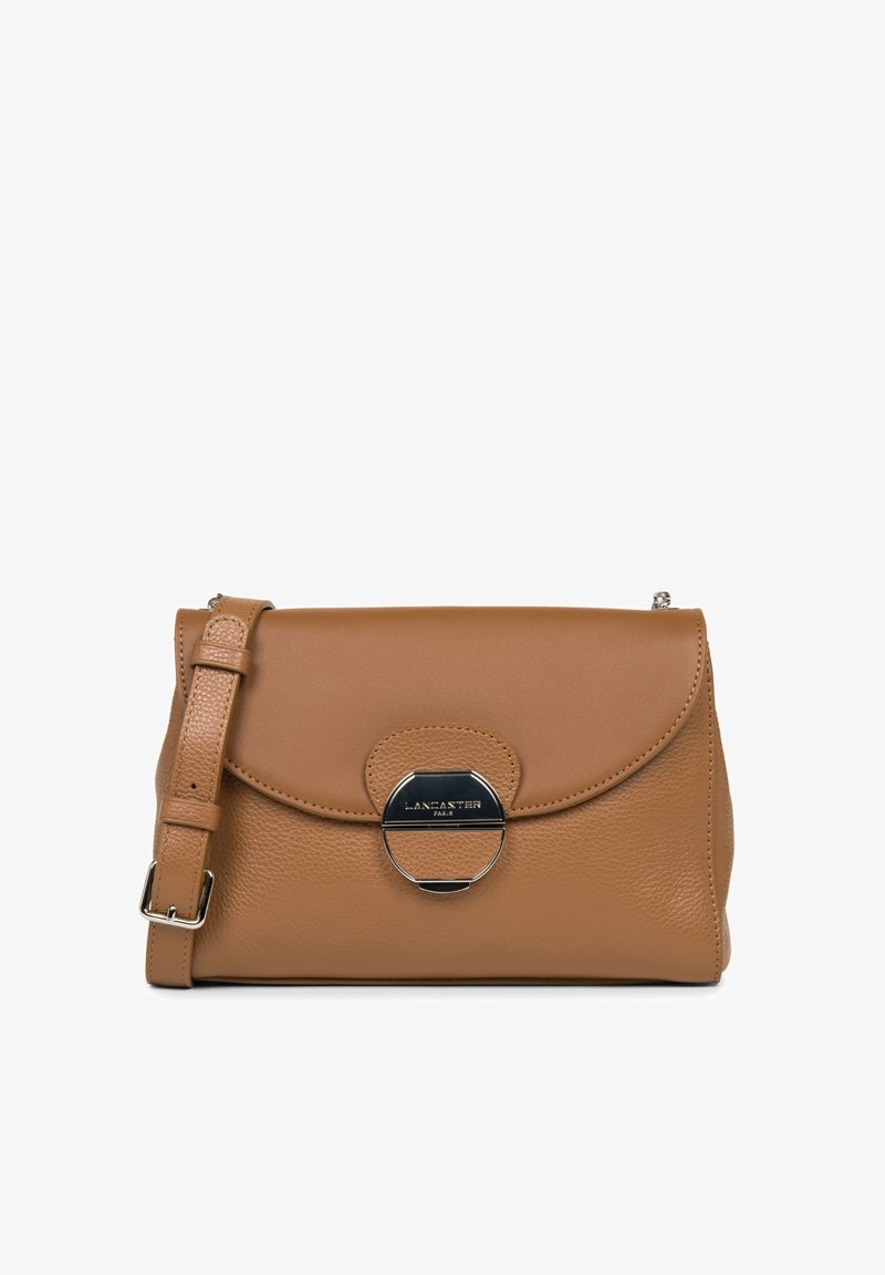 Borsa a mano in pelle marrone chiaro con chiusura a pattina, hardware circolare argentato e tracolla regolabile. Superficie texture con accenti lisci.