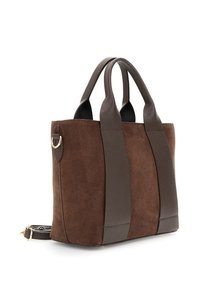 Borsa in pelle scamosciata marrone con manici in pelle, forma rettangolare e texture liscia. Presenta un accento in metallo dorato sul lato.