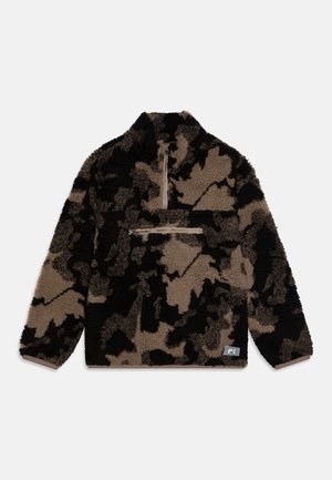 Polar z półgolfem w czarno-beżowy wzór kamuflażu. Posiada półzamknięcie na suwak przy szyi, przednią kieszeń na zamek oraz ściągacz na dole. Miękka w dotyku.