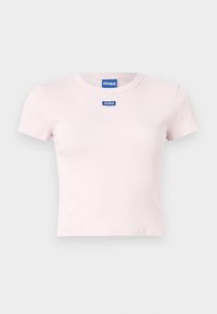 Lyserød kortærmet ribbestrikket crop top med rund halsudskæring og to små blå "HUGO" logo-patches på brystet.