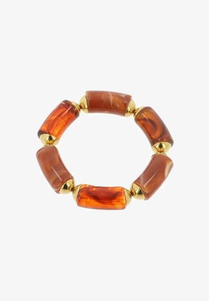 Barnsteenkleurige harskralen met goudkleurige metalen accenten, die samen een ronde armband vormen met een gladde, glanzende afwerking en cilindervorm.