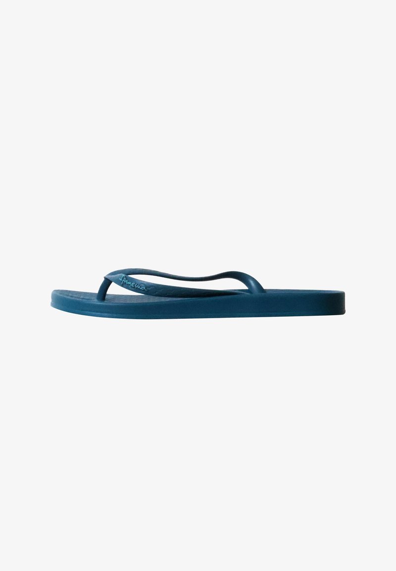 Une sandale flip-flop en caoutchouc bleu foncé avec des fines lanières et une semelle plate, vue de côté sur fond blanc.