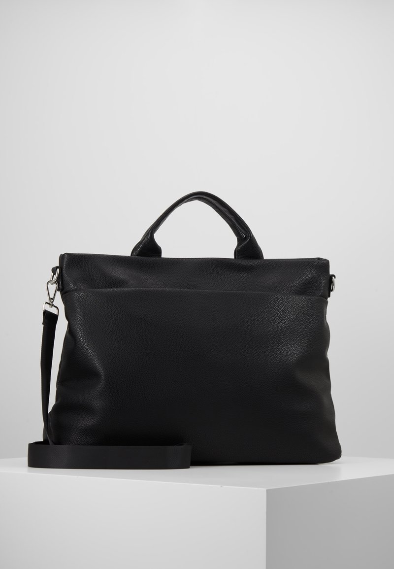 Černá kožená taška přes rameno s texturovaným povrchem, vybavená krátkými rukojeťmi a odnímatelným popruhem přes rameno. Jednoduchý, moderní design s horním zipem.
