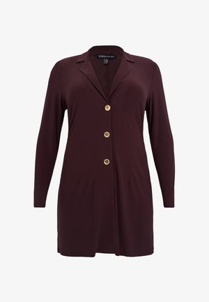 Bordeauxroter Blazer mit langen Ärmeln, Reverskragen, vier goldenen Knöpfen und Seitentaschen. Hergestellt aus glattem, elastischem Stoff.