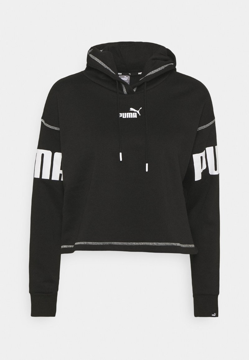 Sweat à capuche court noir avec logo Puma blanc sur la poitrine, grand texte Puma blanc sur les manches et cordons à la capuche.