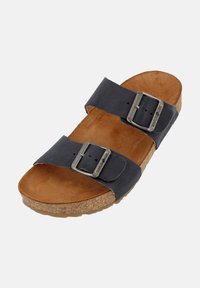 Svart sandal med två remmar och justerbara spännen, korksål och en brun, texturerad fotbädd. Designad för komfort och stabilitet.