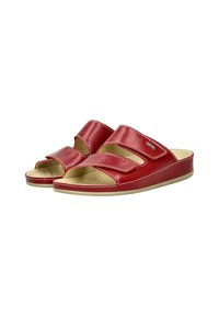 Sandales à glissière en cuir rouge avec deux brides réglables en Velcro. Présente une conception ouverte à l'avant, des accents cousus et une semelle flexible beige.