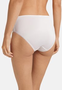 Witte katoenen hipsteronderbroek met een gladde structuur, gegolfde tailleband en een ontwerp met volledige bedekking, met minimale naden.