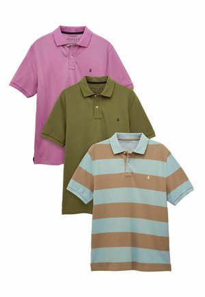 Drei Poloshirts: eine in Rosa, eine in olivgrün und eine mit horizontalen hellblauen und braunen Streifen. Aus Baumwollmaterial mit Kragen.