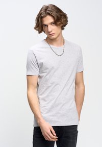 - T-shirt basic