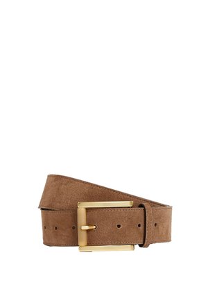 Ceinture en suède marron avec une boucle rectangulaire en métal doré, enroulée avec des trous visibles pour l'ajustement.