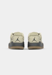 Smešane suede tenisice s crnim detaljima, niskog dizajna i gumenom đonom. Imaju istaknuti Jumpman logo na peti.