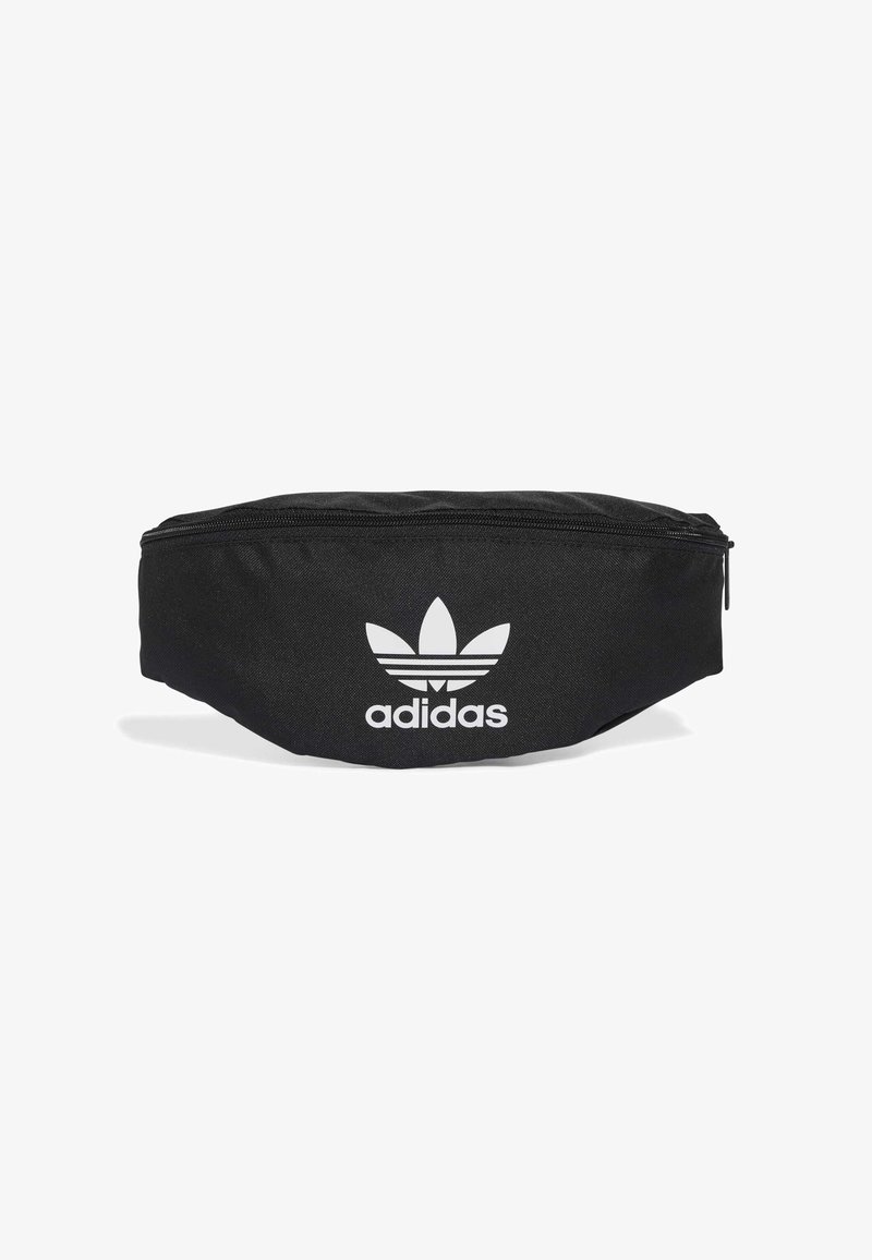 Črn adidas fanny pack iz blaga z zadrgo, ki na sprednji strani ponosno nosi bel adidas trefoil logo. Kompaktna in zaobljena zasnova.