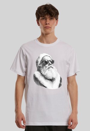 T-shirt en coton blanc avec un motif noir et blanc représentant un homme barbu portant des lunettes de soleil, doté d'une texture douce et d'une coupe décontractée.