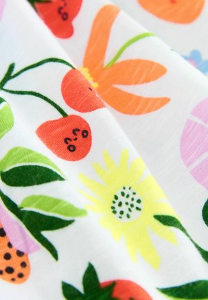 Tela blanca con un estampado colorido de frutas y flores, que incluye cerezas rojas, girasoles amarillos y hojas verdes, con detalles juguetones.