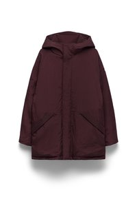 Giacca cappuccio bordeaux con zip frontale, due tasche laterali e finitura in tessuto testurizzato, caratterizzata da una vestibilità rilassata e cuciture minime.