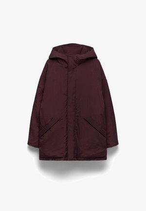 Veste à capuche bordeaux avec une fermeture éclair à l'avant, deux poches latérales et une finition en tissu texturé, présentant une coupe décontractée et des coutures minimales.