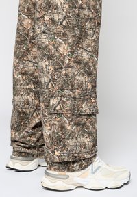 EIGHTYFIVE CAMOUFLAGE - Jeans baggy - beige/brown/white