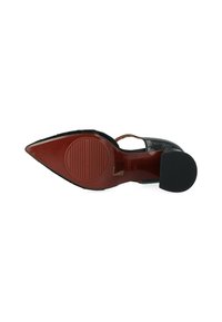 Chaussure à talons hauts en cuir noir avec un bout pointu, finition lisse, semelle marron et sangle réglable.