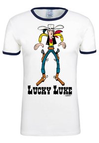 Weißes Baumwoll-T-Shirt mit navyfarbenem Rippkragen, das eine Cartoon-Cowboy-Figur in Gelb, Rot und Blau zeigt, sowie den Text "LUCKY LUKE" darunter.