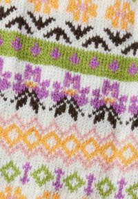 Tissu en tricot à motif présentant des designs complexes en violet, orange, vert, noir et blanc, avec des motifs floraux et géométriques.