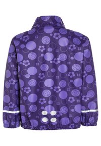 Lila regnjacka med ett mönstrat design av cirklar, blommor och ansikten. Elastiska ärmslut och en reflexrand nära fållen.