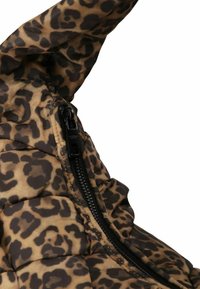 Giubbotto imbottito con stampa leopardata, caratterizzato da un tessuto morbido, una cerniera nera e dettagli a ruches lungo il cappuccio e l'area della cerniera.
