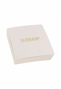 Caja de joyería cuadrada y suave de color rosa, con una textura lisa, que presenta la palabra "amor" en letras doradas en la tapa. Diseño sencillo, sin acentos adicionales.