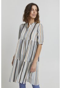 Abito a camicia a righe in tessuto leggero, con maniche corte, caratterizzato da righe verticali blu, arancioni e crema, e un design a strati.
