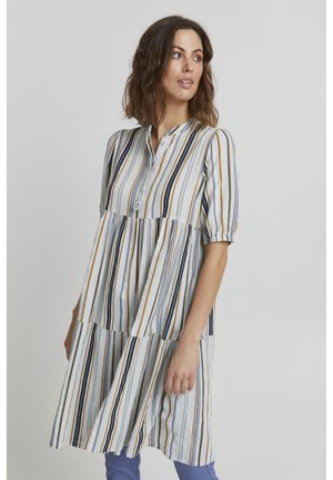 Gestreiftes Hemdkleid aus leichtem Stoff mit kurzen Ärmeln, das vertikale Streifen in Blau, Orange und Crème aufweist und ein gestuftes Design hat.