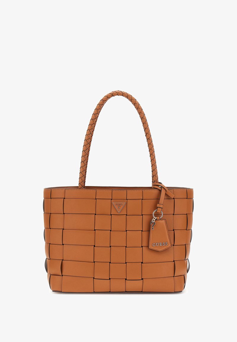 Leren tote bag in tan, geweven met gevlochten handvatten, platte vorm en een logo-label. Heeft een gestructureerd oppervlak en een sleutelhangeraccent.